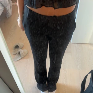 Svarta low waist kostymbyxor från bikbok - Snygga svarta low waist kostymbyxor från bikbok. Byxorna har en klassisk look och passar perfekt till en trendig outfit. Materialet känns mjukt och följsamt, vilket gör dem bekväma att bära hela dagen.