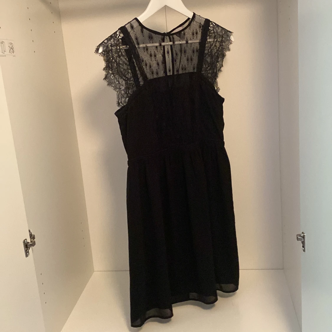 Svart spetsklänning från H&M