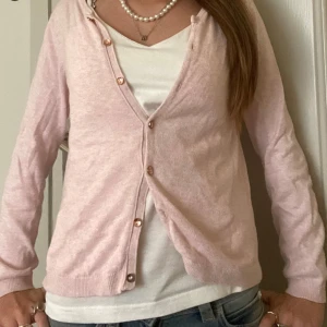 Söt rosa kofta!💞 - Skön och söt kofta som inte kom till användning så mycket så den är i bra skick💞💞