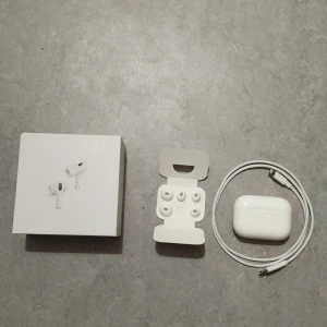 AirPods Pro 2nd Generation med MagSafe-laddningsetui - Säljer ett par AirPods Pro 2nd Generation med MagSafe-laddningsetui. Som kommer med extra öronproppar och laddare. Perfekt för brusreducering och trådlös musikupplevelse. Även så kommer det med brusreducering alltså Noice cancellation. Airpodsen funkar så som den ska funka, anledningen till att jag säljer de är att jag fick höra att nya har kommit ut och då blev jag mer intresserad av att köpa den. Har använt dem I 2 och en halv vecka. Tänkte lägga till pengar för de nya och allt kommer med.