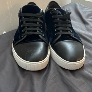 Lanvins velvet - Ett par riktigt snygga lanvins velvet i str 45. Riktigt fina på utsidan men på insidan ser man några slitningar på bild 4 o 5 men de märks inte direkt när man har på sig dem o går även för att slitningarna är på insidan 