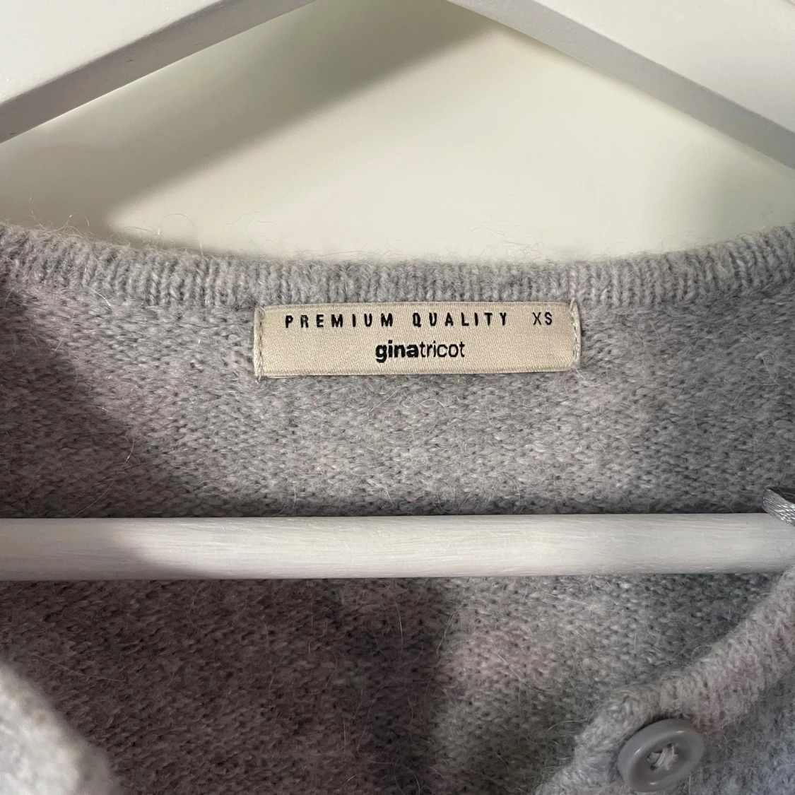 Grå stickad kofta från Gina Tricot - 3