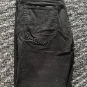 Svarta Tiger of Sweden Jeans i modellen Evolve i storleken 30/32 - Svarta Tiger of Sweden Jeans i modellen Evolve i storleken 30/32 men är nersydda proffesionellt till 31 i längd så blir som 30/31. Riktigt feta och stilrena