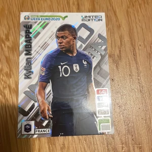 Frankrike Nike fotbollströja Mbappé - Snygg blå fotbollströja från Nike med Frankrikes landslagsmärke och nummer 10 på bröstet, inspirerad av Kylian Mbappé. Tröjan har korta ärmar, vit Nike-logga och klassisk krage. Perfekt för dig som älskar fotboll och vill visa ditt stöd för Les Bleus.