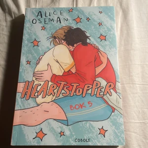Heartstopper 5 svenska  - Säljer för 75kr har även alla andra böckerna i svenska 1,2,3,4 och 5, om du vill ha alla fem så kan du dma mig så fixar jag lägre pris:) original priset är 200kr så det är mer än 50% rabbat