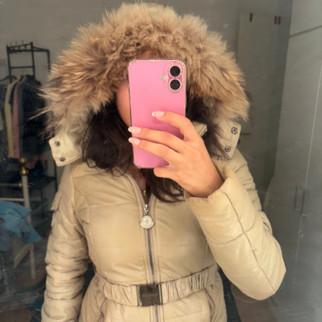 Beige Moncler pufferjacka med päls