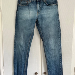 Nudie Jeans  - Nudie jeans med riktigt fet tvätt! Är lite osäker på modellen men enligt min erfarenhet skulle jag tippa på Gritty Jackson (Straight). Väldigt bra skick strl 32/32 