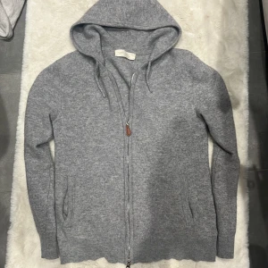 Grå hoodie i kashmir från Soft Goat - Super snygg kashmir hoodie från sayless. 9/10 skixk inga defekter eller nått. Som ny. Strl xs. 