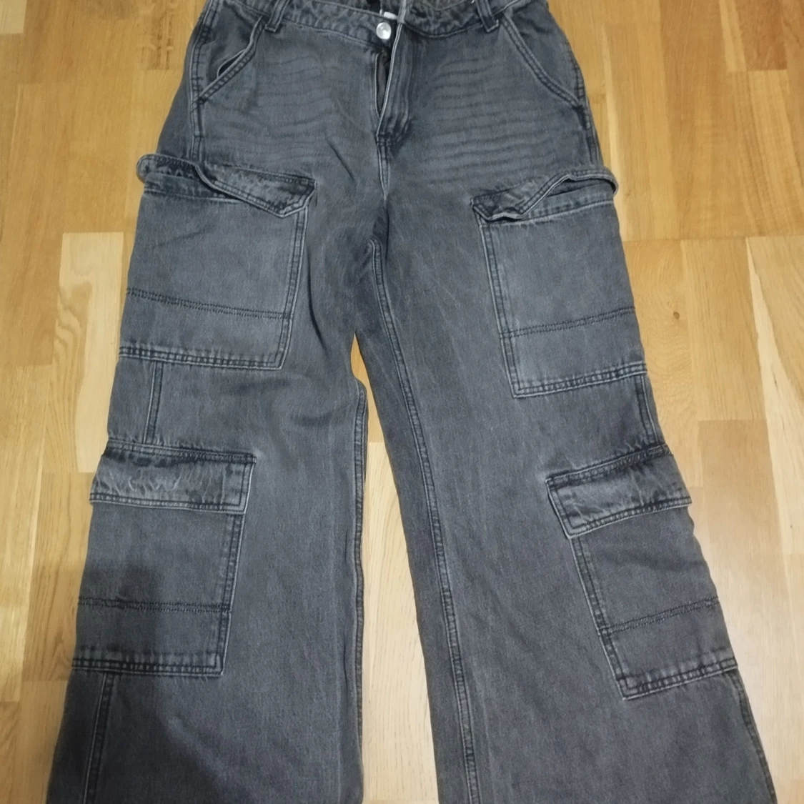 Grå cargobyxor från H&M, stl 36