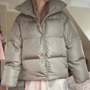Pufferjacket  - Snygg jacka ifrån H&M’s premium collection , därav priset. Den har ett litet hål på insidan av jackan + liten fläck (se bilder) annars bra skick och skitsnygg!!❣️❣️