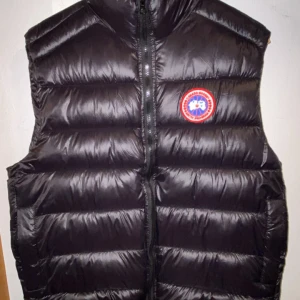 Svart dunväst från Canada Goose - Den är i’nte äk!a. Jag säljer den dock för ett bra pris. Storlek L. Prutning vid snabbköp.