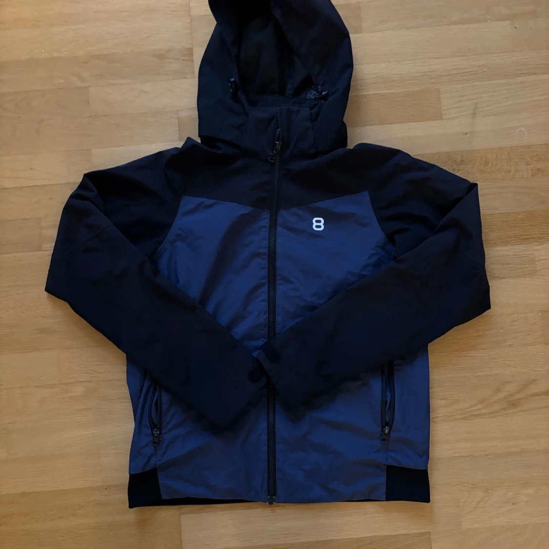 Blå och svart vindjacka från 8848 Altitude