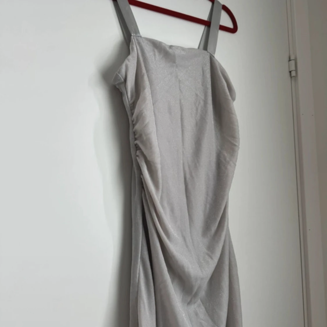 Lång silverglittrig klänning med drapering