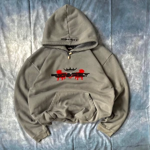 Bullrot Hoodie – Y2K 2000s Streetwear, Embroidered Logo -  Original Bullrot hoodie with bold embroidered logo on the front – real Y2K 2000s vibes. Thick fleece material, oversized / baggy fit, perfect for streetwear and layering. Rare piece for collectors and fashion heads.  📏 Measurements (approx.):  Length: 71 cm Pit to pit: 63 cm Sleeve length: 79 cm  👉 Tagged size XL – fits more like L/XL (oversized fit).  Condition: Pre-owned, good condition.  #Bullrot #Y2KStyle #2000sStreetwear #EmbroideredHoodie #OversizedHoodie #VintageStreetwear #BaggyFit #Log