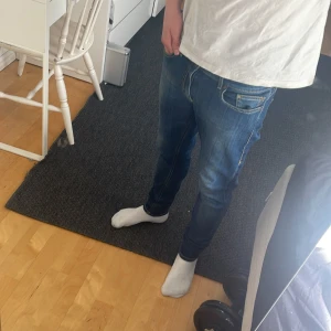 Dondup jeans - Säljer ett par snygga blå jeansbyxor från Dondup med en klassisk femficksdesign. Byxorna har en slim passform och är tillverkade i jeansmaterial. Perfekta för en avslappnad stil. Storlek W30 men passar W29 minst lika bra! Jeansen är i väldigt bra skick och nypris är ca 3500kr🙌 Skriv vid funderingar🤝