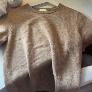 Beige stickad tröja från H&M - Inga defekter eller fläckar!! 💗😊