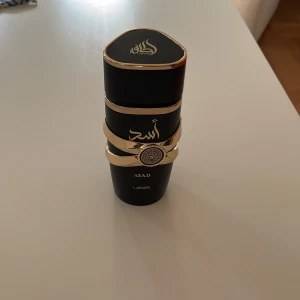 Lattafa Asad Parfym - En elegant parfym med doft av vanilj, amber och kryddighet, perfekt för kallare väder. Det finns ca 70-80 ml kvar i flaskan. Byten är även intressanta