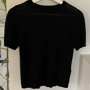 Svart glittrig topp från ONLY! Ny!  - En svart fint stickad, glittrig topp från ONLY med korta ärmar och rund halsringning. Fler bilder finns! 