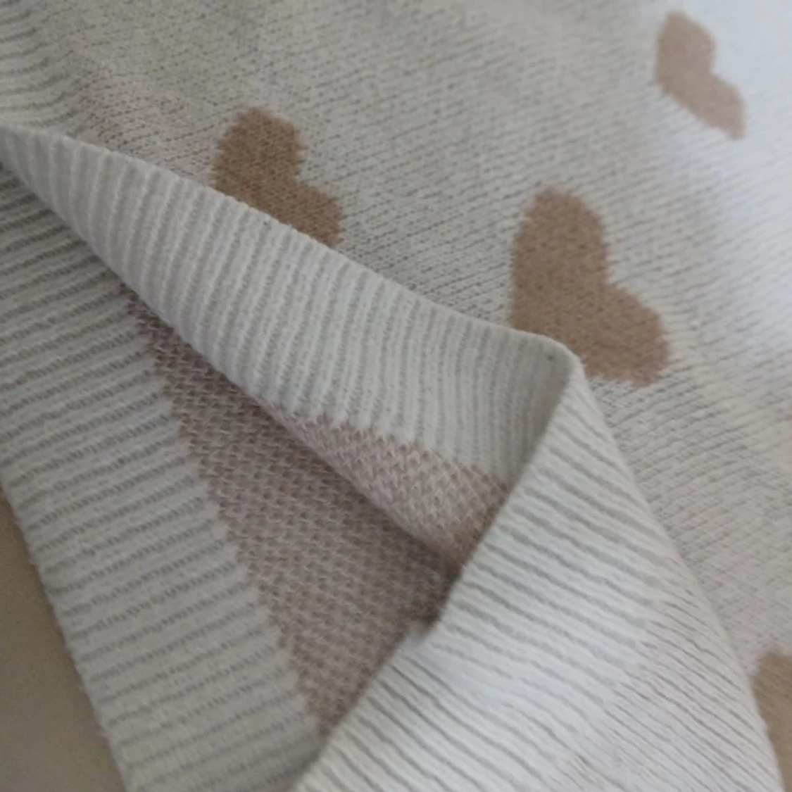 Vit stickad tröja med hjärtan - 2