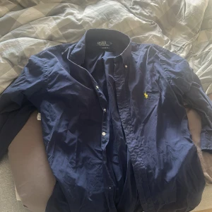 Ralph lauren skjorta  - En riktigt fet Ralph lauren skjorta i storlek L. Skicket är 9/10 och nästan helt oanvänd. Pris kan diskuteras