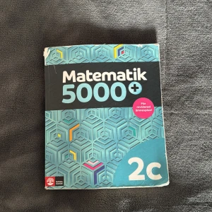 Matematik 5000+ 2c - En modern mattebok för gymnasiet med fokus på programmering och digitala verktyg. Innehåller algebra, geometri, statistik och regression, med varierade övningar och teman. Perfekt för dig som vill utveckla dina mattekunskaper på ett smart och roligt sätt.