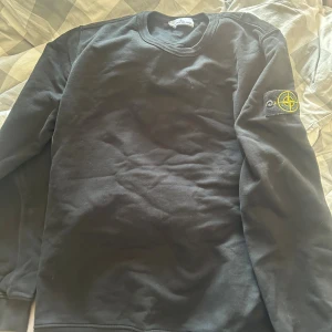 Stone Island tröja - Säljer min stone island tröja eftersom den är för stor. Den är använd nån få gång och är i jättebra skick! Pris kan diskuteras