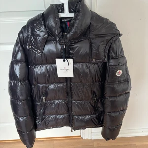Puffer jacka - Säljer en m jacka som jag ej behöver då jag har annan stil nu. Helt ny köpte den sent t denna vinter men kommer ej att behövas nu