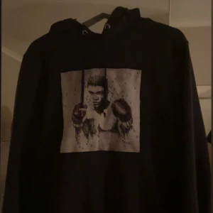 Limitato hoodie muhammed ali - Svart limitato hoodie med muhammed ali på trycket, skick 7/10. Saknar en metallbit på snöret genom luvan. Storlek S. Hör av dig vid ytterligare frågor!