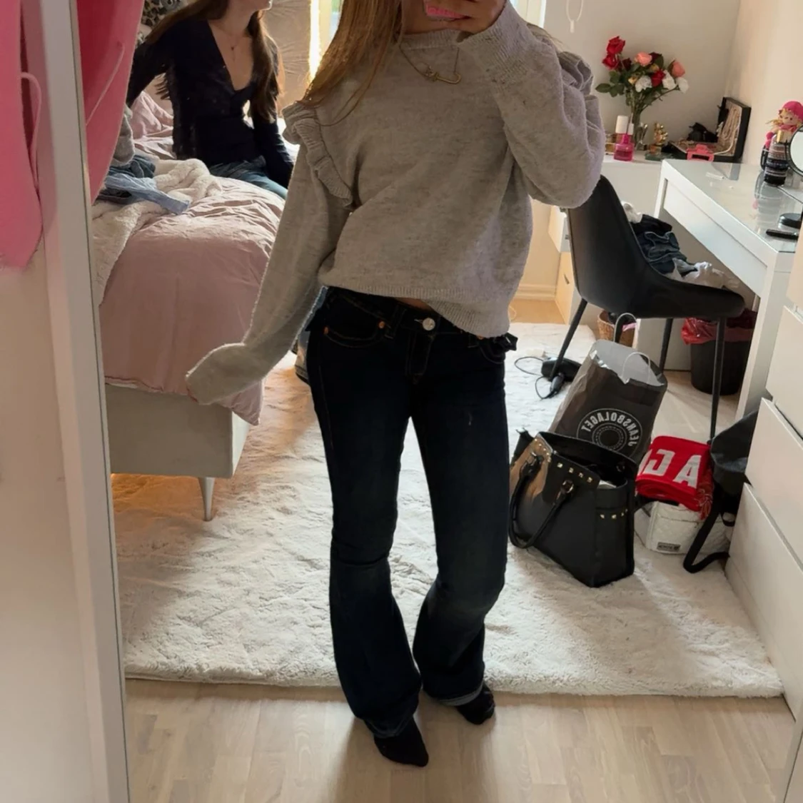 Ljusgrå stickad tröja med volang från Gina