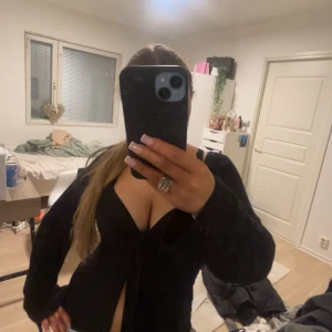 Design by si blouse black - Design by si blouse black. Storlek m/l men den är nog mycket minde skulle själv säga S (har köpt från vinted så kan vara krymt i tvätten eller sånt) den är inte använd alls men den har ändå köpt använd så finns små användnings märken. 