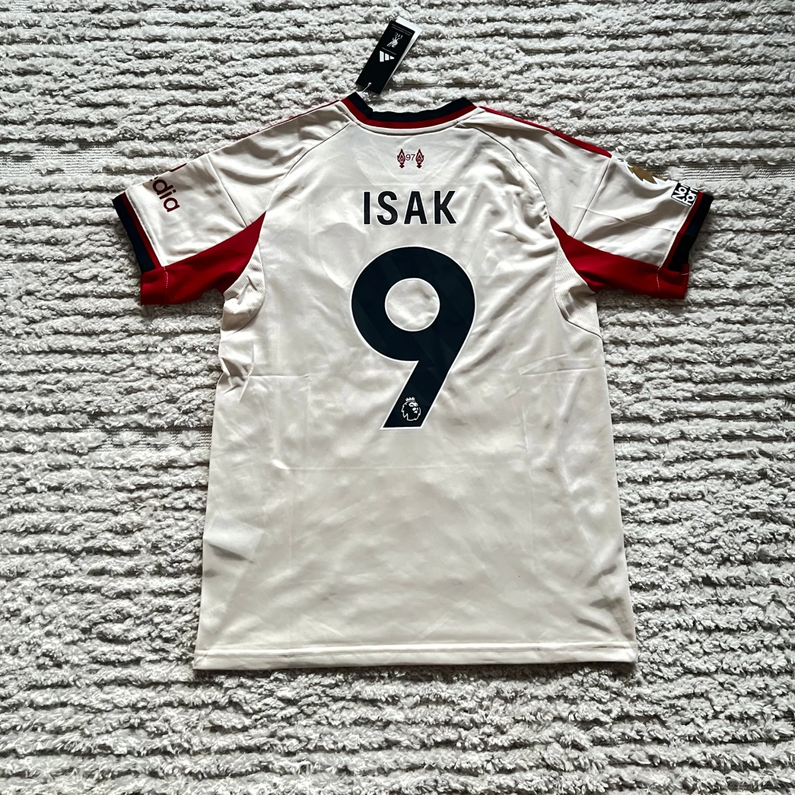 Isak away Liverpool jersey 25/26