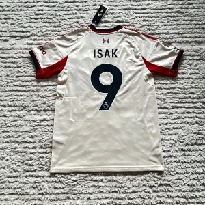 Isak away Liverpool jersey 25/26 - Hejsan! Helt ny Isak den mäktige tröja med Premier League-märke. Helt oanvänd.   Anledningen till att dessa tröjor kostar lite mer än de andra är att jag betalade för FedEx expressfrakt och tull, och jag vill ge dig chansen att få tröjan innan mågon annan  Zorro 🫱🏻🫲🏻