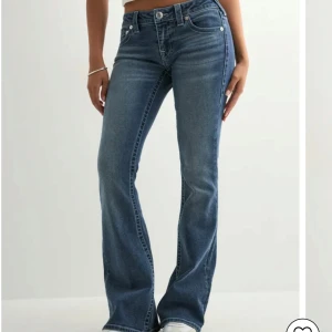 True Religion blå bootcut jeans - Lågmidjade bootcut true religion jeans som endaste blivit testade! Strl 26 skulle säga att dom passar dom som bär Xs/S! Jag är 165! Köpt för 1250🫶🏼skriv för egna bilder!