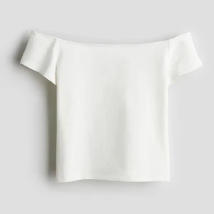 Vit offshoulder topp i bomull XS från hm slutsåld💗 - Säljer en stilren vit offshoulder topp i storlek XS. Toppen har korta ärmar och en tight passform som framhäver figuren. Gjord i mjuk bomull, perfekt till jeans eller kjol för en clean look. Använd högst 3 gånger. Lite sminkfläckar men kan tvätta innan jag skickar💗