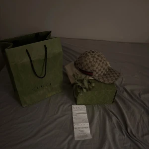 Gucci keps - Säljer min äkta Gucci keps då den it kommer till användning längre, allt tillbehör följer med kvitto, box, påse, och mer.