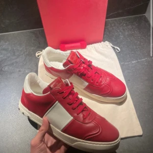 Valentino Garavani röda sneakers -  Hejsan! Jag säljer nu dessa riktigt feta skor ifrån valentino garavani flycru i storlek 41-42! Dem är i väldigt bra skick(använda 1-3 ggr). Allt og hänger med självklart!Hör av er om ni har några frågor😊!