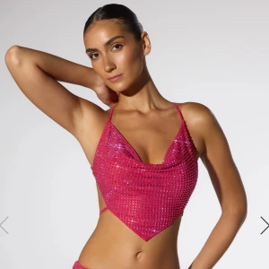 Ohpolly hotpink top - Säljer denna då den aldrig kommit till användning. Sjukt snygg, men tyvärr ej min stil! Men perfekt för dig som vill sticka ut och glänsa.💕🌸🎀👛 