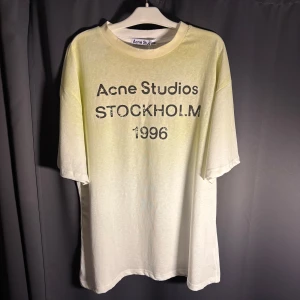 Acne Studios T-Shirt - Tja, säljer en Acne Studios T-Shirt i färgen vit. Storlek L men passar M. Nypris 2000, mitt pris är 329. Skick 10/10. Hör av er vid frågor o funderingar!