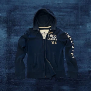 Hollister hoodie - Sjukt fet hoodie från Hollister. Väldigt varm och perfekt nu till vinter tider. Skriv vid frågar eller liknande!