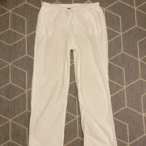 Linnebyxor Bik Bok - Säljs då de är lite för stora :/. Köpta för 450, storlek: M💕