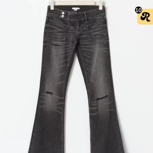 Svarta bootcut jeans med slitningar - Tyvärr har dragkedjan släppt men de är inget som syns när de sitter på! Om ni vill ha bild skriv de då!