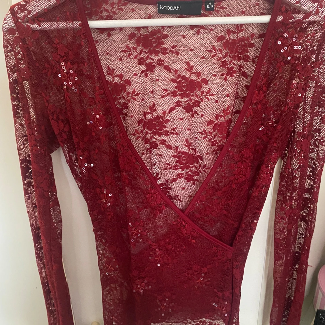 Vinröd spetsblus med paljetter 