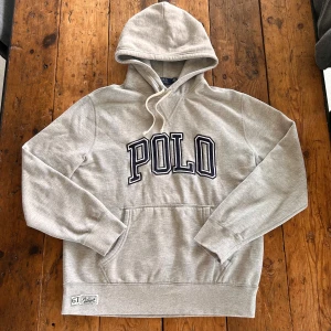 Grå hoodie från Polo Ralph Lauren - ⚜️Säljer denna hoodie från Ralph Lauren då den är för stor för mig. Perfekt till dig som gilla en relaxed hoodie som inte är slim.  ⚜️Storlek : L ⚜️Pris : 1059kr  ⚜️Pris kan diskuteras! Var inte rädd att höra av dig!✌️