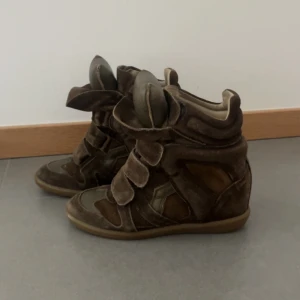 Bruna Isabel Marant Bekett sneakers - De mest ikoniska kilklackarn, ett par bruna Isabel Marant bekett sneakers. Ingen orginalsula inne då den blivit utbyt men hälen är precis som den ska vara det är bara den översta sulan som är utbytt.💕💕