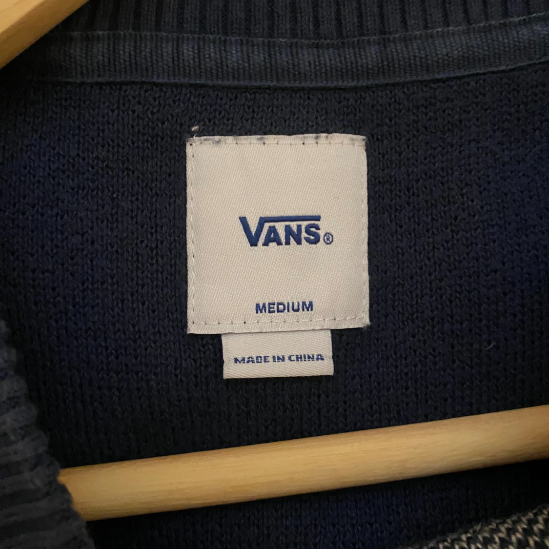 Mörkblå stickad tröja med ökenmotiv från Vans - 2