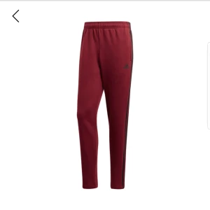 Oanvända Adidas mjukisbyxor storlek S - Helt nya i förpackningen. Väldigt mjuka. Fickor med dragkedja. Storlek S. Pris 600kr   Finns att hämta på plats i Uppsala men kan även skickas mot porto. Inga byten eller returer. 