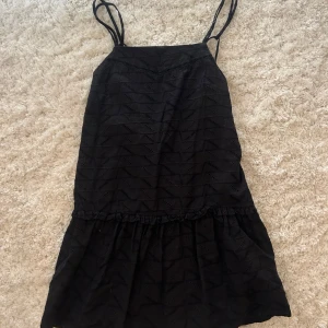 Klänning  - svart klänning, så fin med öppen rygg ❤️❤️ 