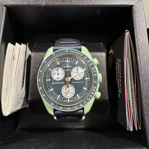 Omega x MoonSwatch Mission on Earth - Säljer en Omega x Swatch Speedmaster MoonSwatch Mission on Earth. Klockan är i nyskick och använd väldigt lite. Bandet är i helt nytt skick då jag bytte band så fort jag köpte den. Den är köper i Swatch butik så certifikat finns med. 