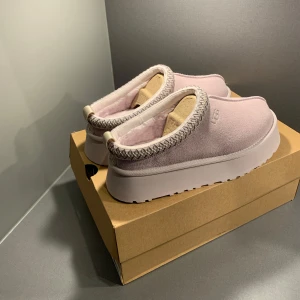 Ljusrosa UGG  - Trendiga UGG i ljusrosa💗helt nya i storlek 40 men passar även 39!! Spårbar&rekomenderad frakt ingår