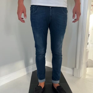 Replay Anbass slim fit jeans blå - Säljer ett par mörkblå Replay Anbass slim fit jeans i storlek 29. Jeansen har smal passform och är tillverkade i stretchigt denimtyg. De är använda ett fåtal gånger pågrund av för lite storlek så de är i väldigt bra skick 